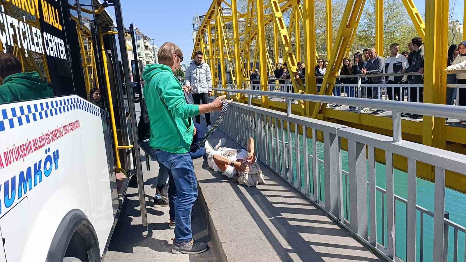 yolcu-minibusu-otomobile-carpti-2si-alman-uyruklu-turist-3-yolcu-yaralandi