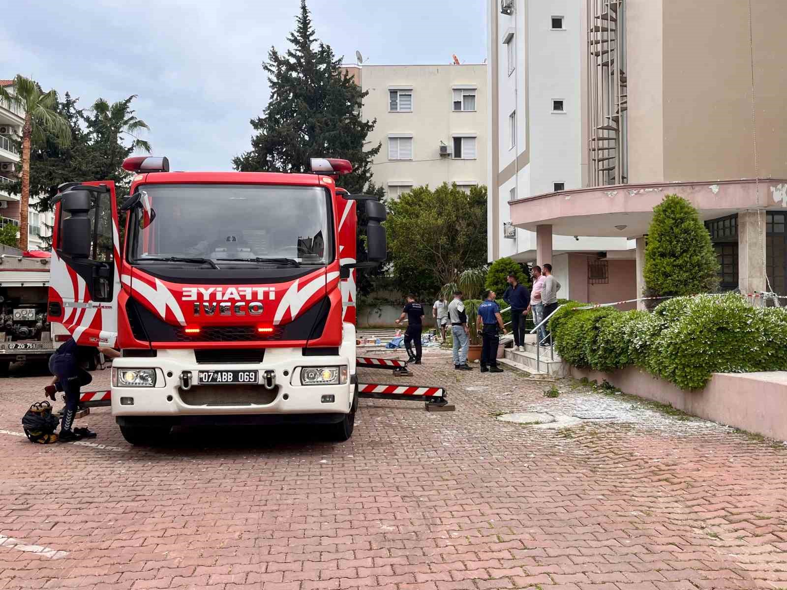12-katta-can-pazari-2-isci-iskelede-mahsur-kaldi