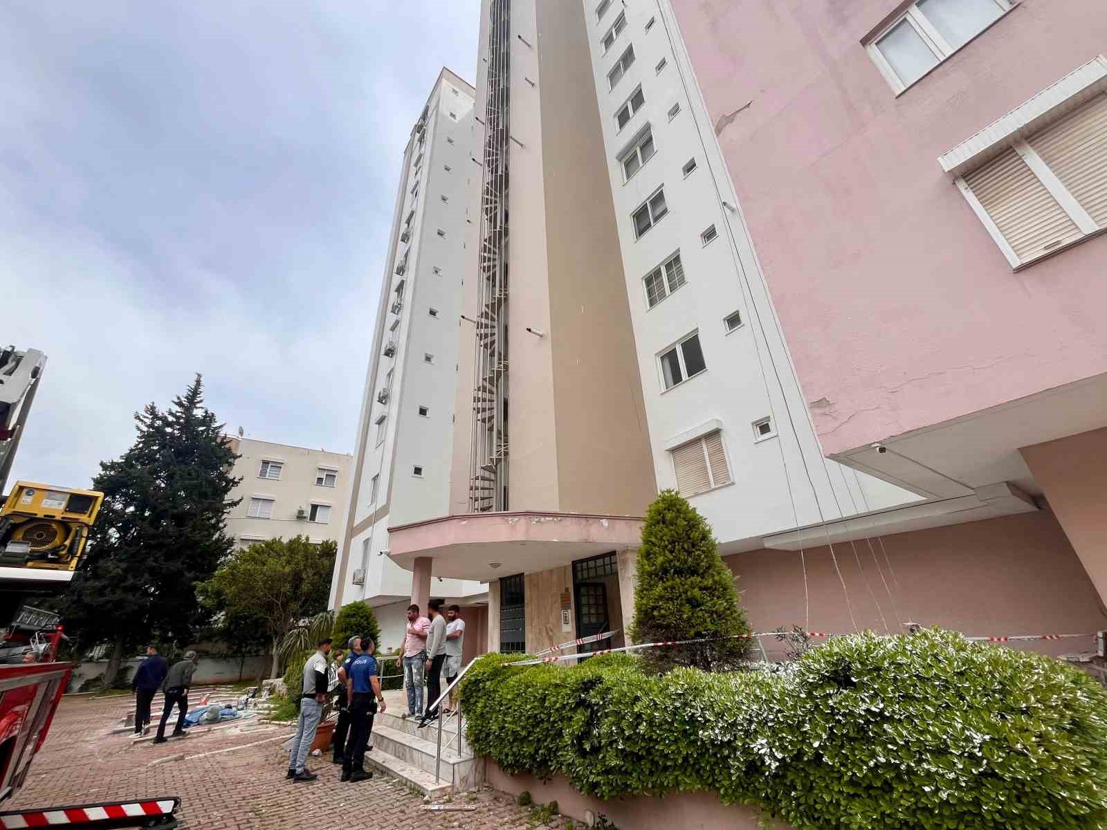 12-katta-can-pazari-2-isci-iskelede-mahsur-kaldi