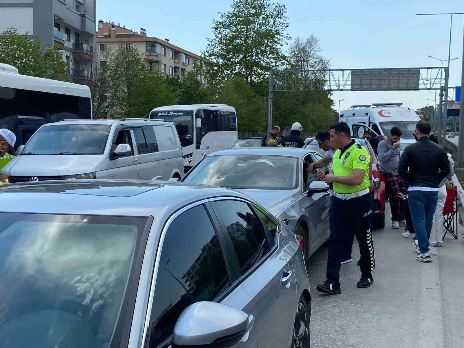 5-aracin-karistigi-zincirleme-trafik-kazasinda-3-kisi-yaralandi