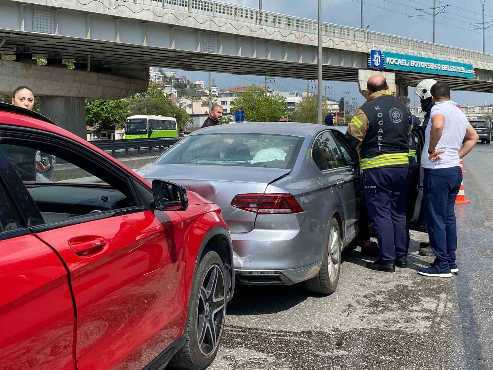 5-aracin-karistigi-zincirleme-trafik-kazasinda-3-kisi-yaralandi