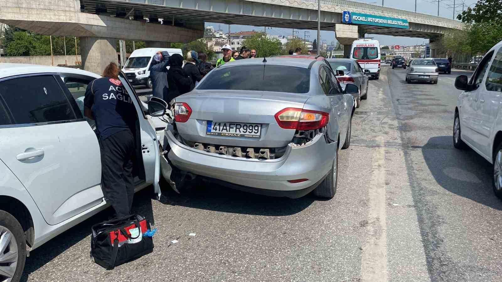 5-aracin-karistigi-zincirleme-trafik-kazasinda-3-kisi-yaralandi