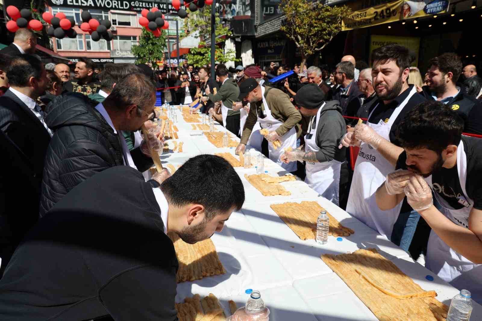 5-dakikada-11-metre-borek-yedi-10-gram-altinin-sahibi-oldu