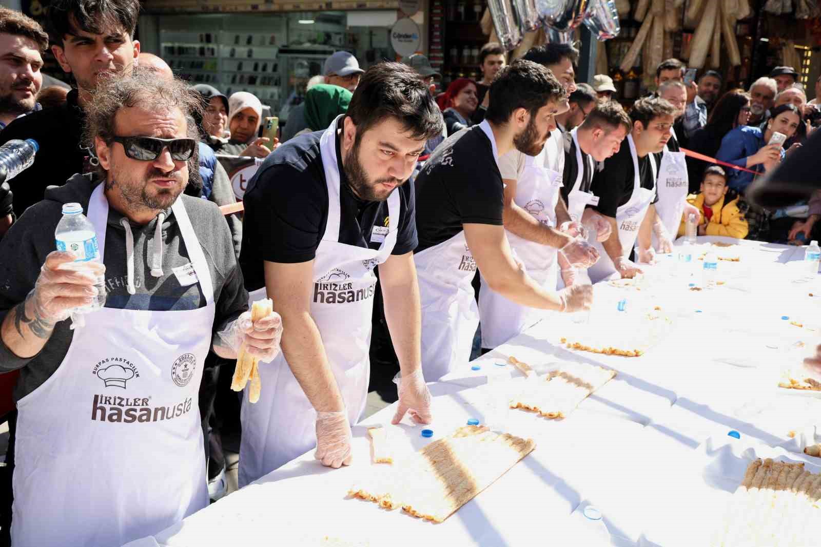 5-dakikada-11-metre-borek-yedi-10-gram-altinin-sahibi-oldu