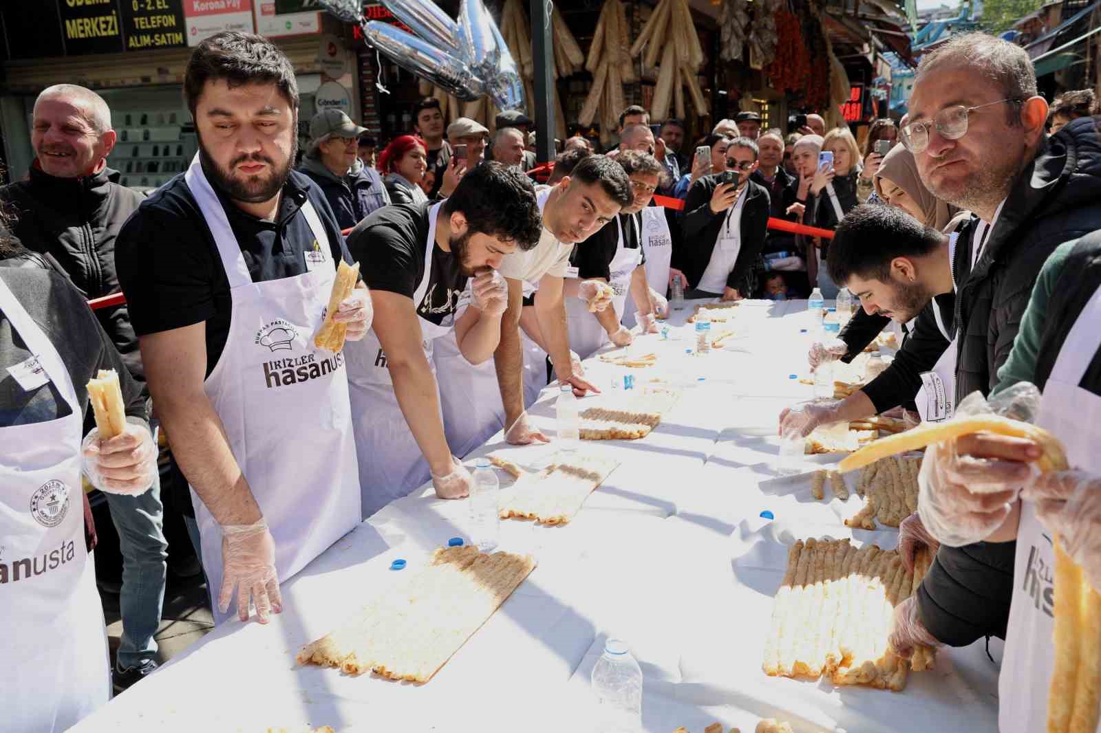 5-dakikada-11-metre-borek-yedi-10-gram-altinin-sahibi-oldu