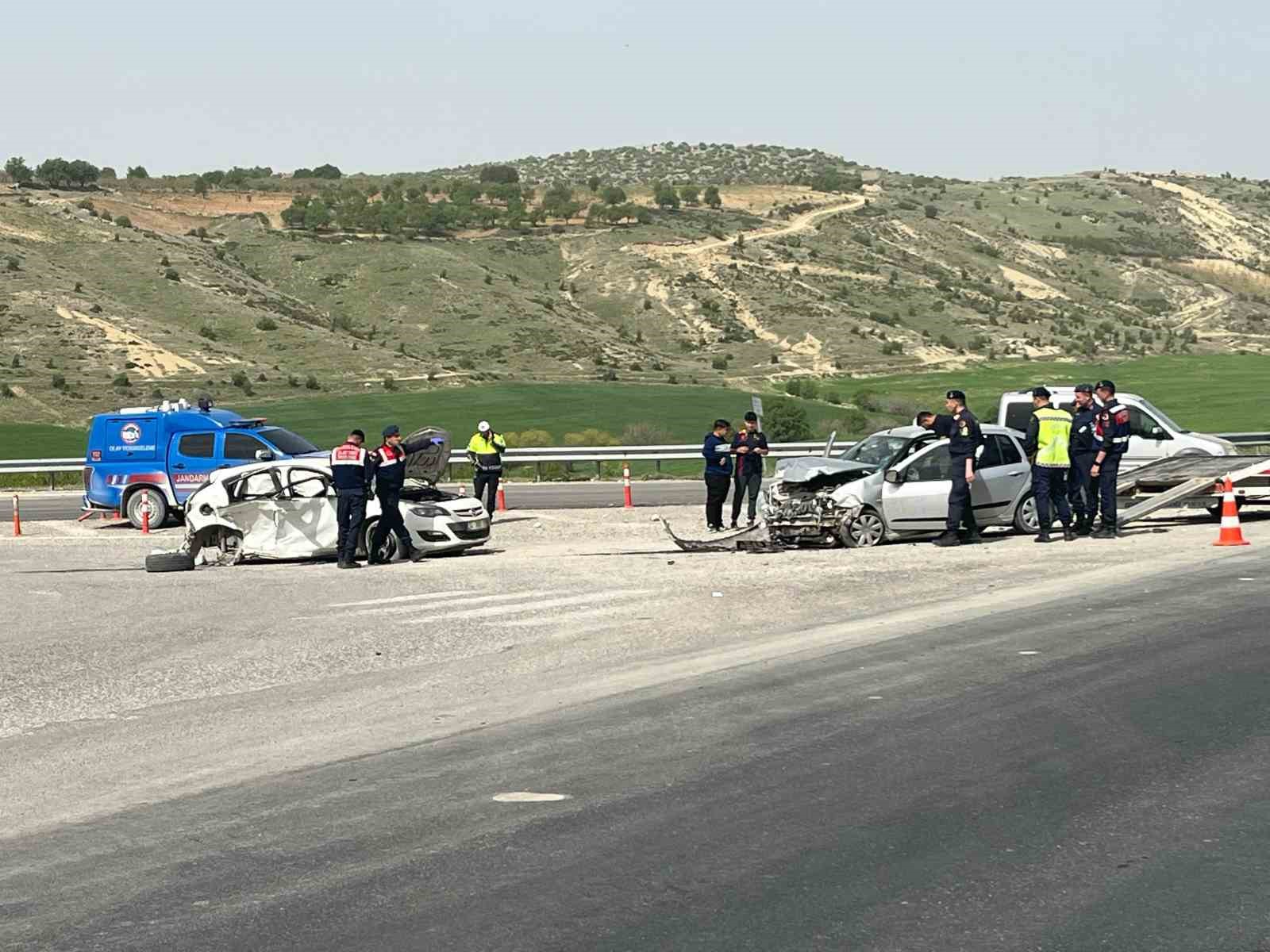 adiyamanda-2-otomobil-carpisti-8-yarali