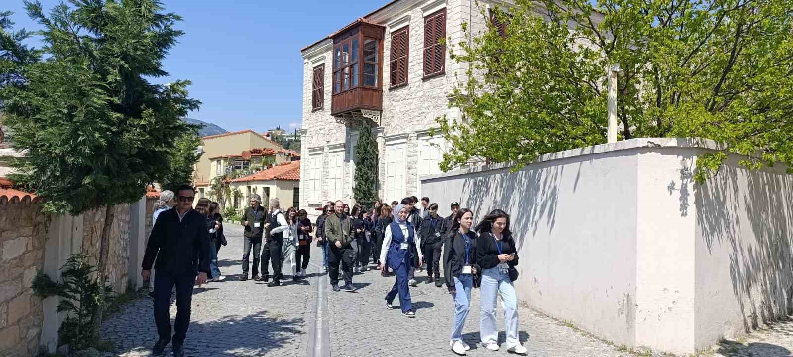 ankara-ve-sivasli-ogrenciler-sokede