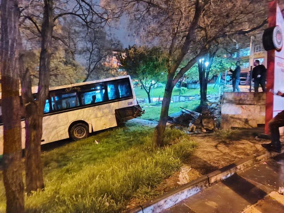 ankarada-park-halindeki-otobus-freni-bosalinca-parka-daldi