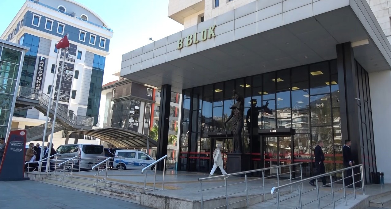 antalyada-akil-almaz-olay-36-gunluk-bebegini-pencereden-atti