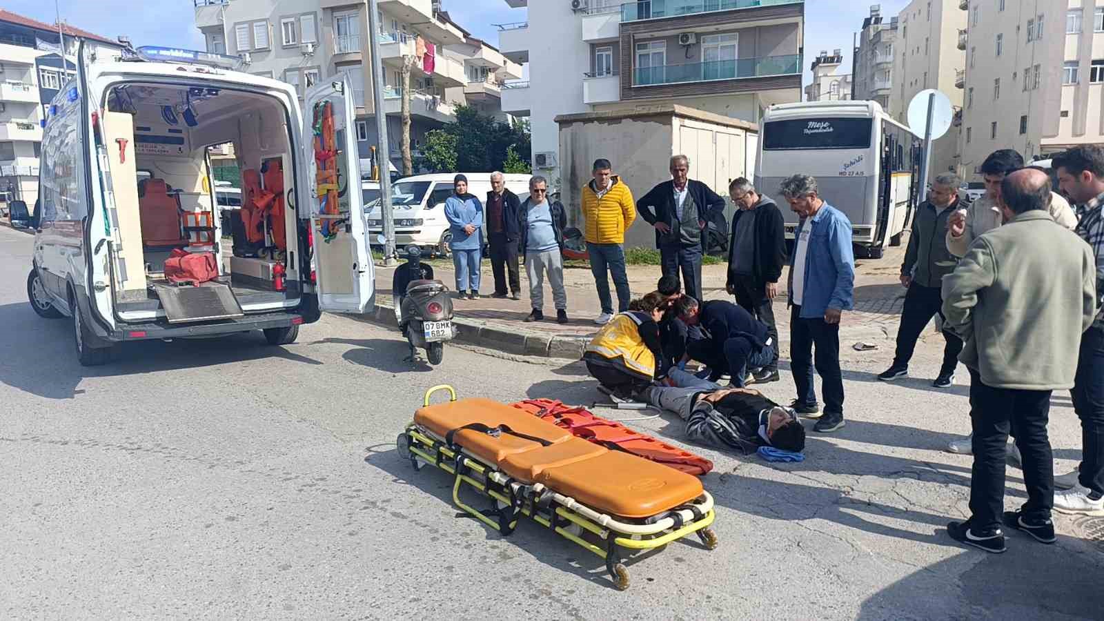 antalyada-hafif-ticari-arac-motosikletle-carpisti-2-yarali