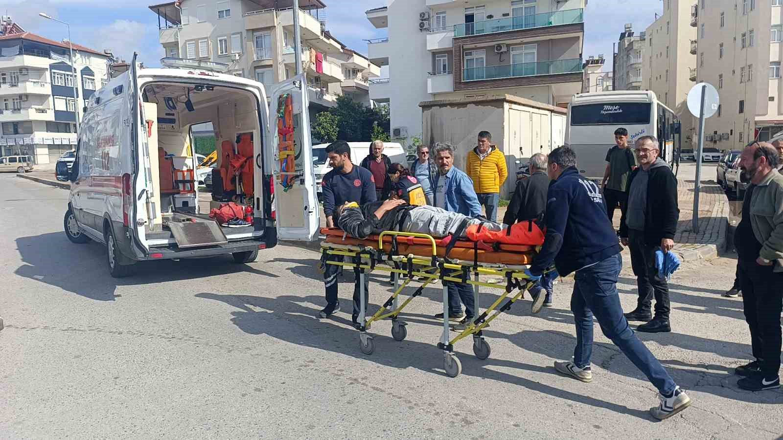 antalyada-hafif-ticari-arac-motosikletle-carpisti-2-yarali