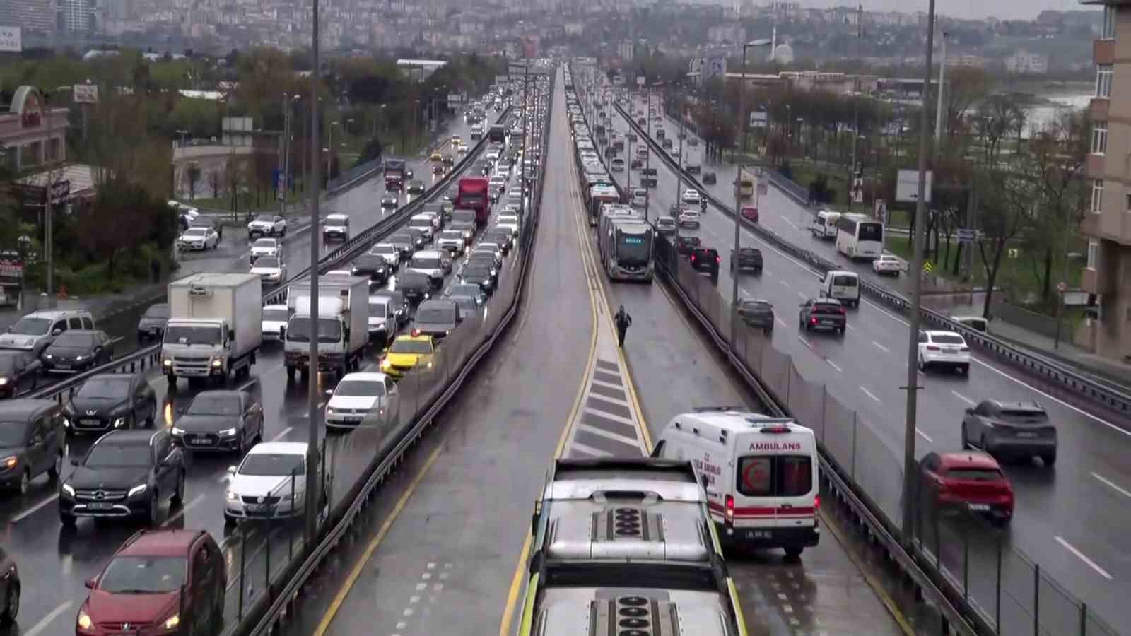 avcilar-metrobus-kazasi-2si-cocuk-21-yarali