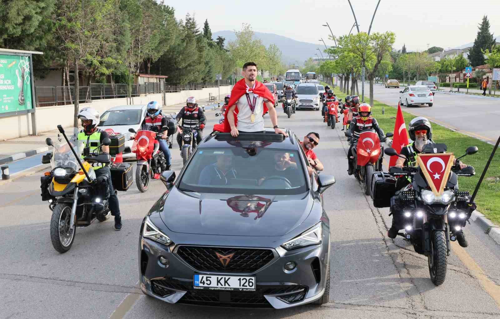 avrupa-sampiyonu-kerem-kamala-manisada-coskulu-karsilama