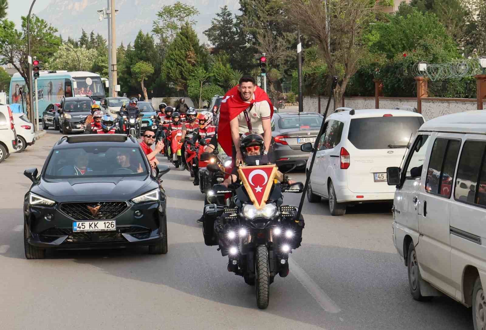 avrupa-sampiyonu-kerem-kamala-manisada-coskulu-karsilama