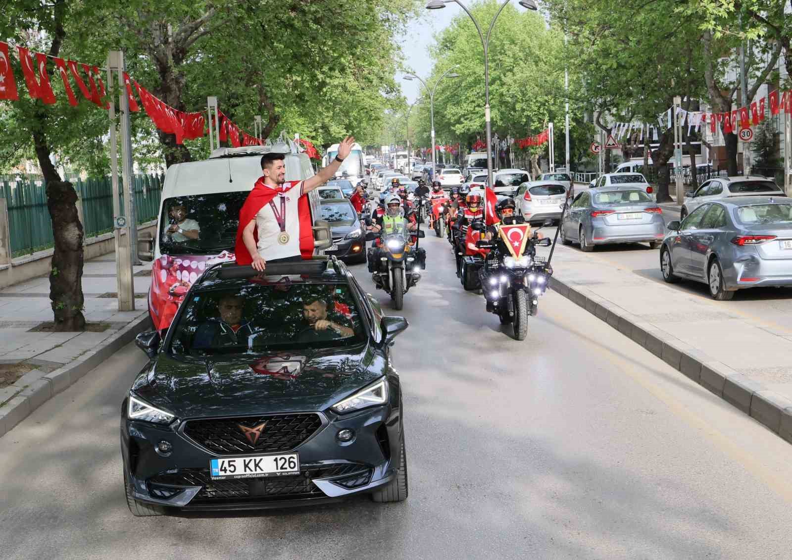 avrupa-sampiyonu-kerem-kamala-manisada-coskulu-karsilama