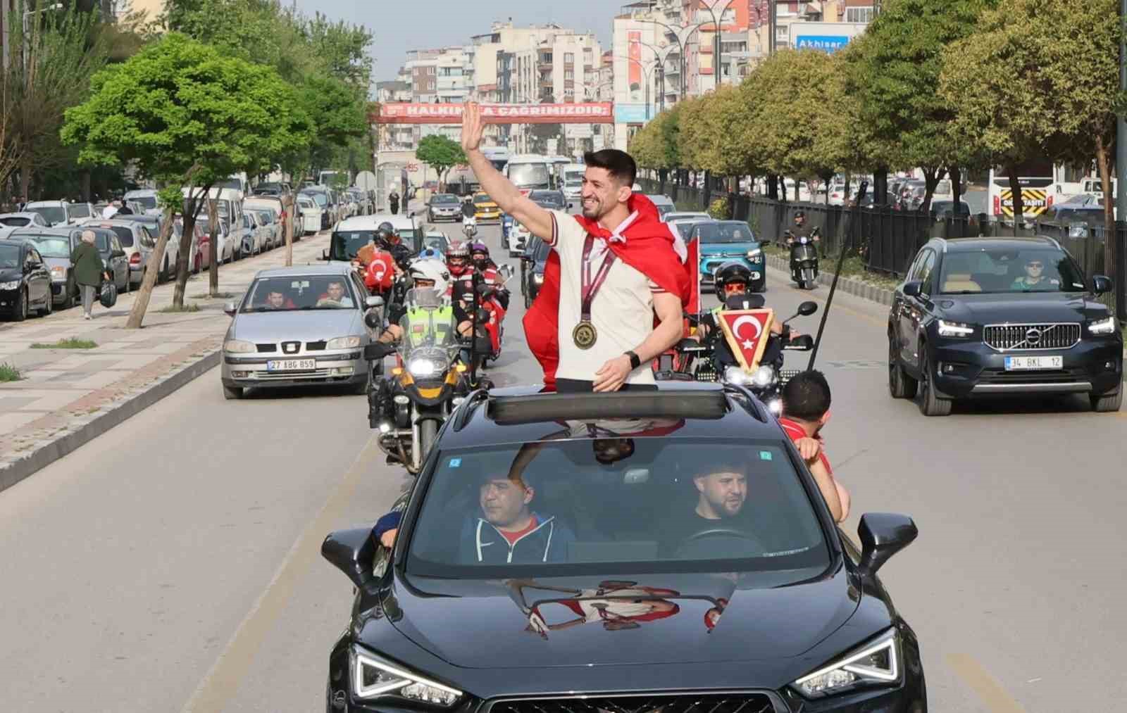avrupa-sampiyonu-kerem-kamala-manisada-coskulu-karsilama