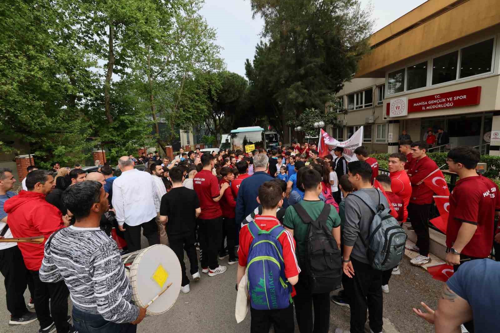 avrupa-sampiyonu-kerem-kamala-manisada-coskulu-karsilama