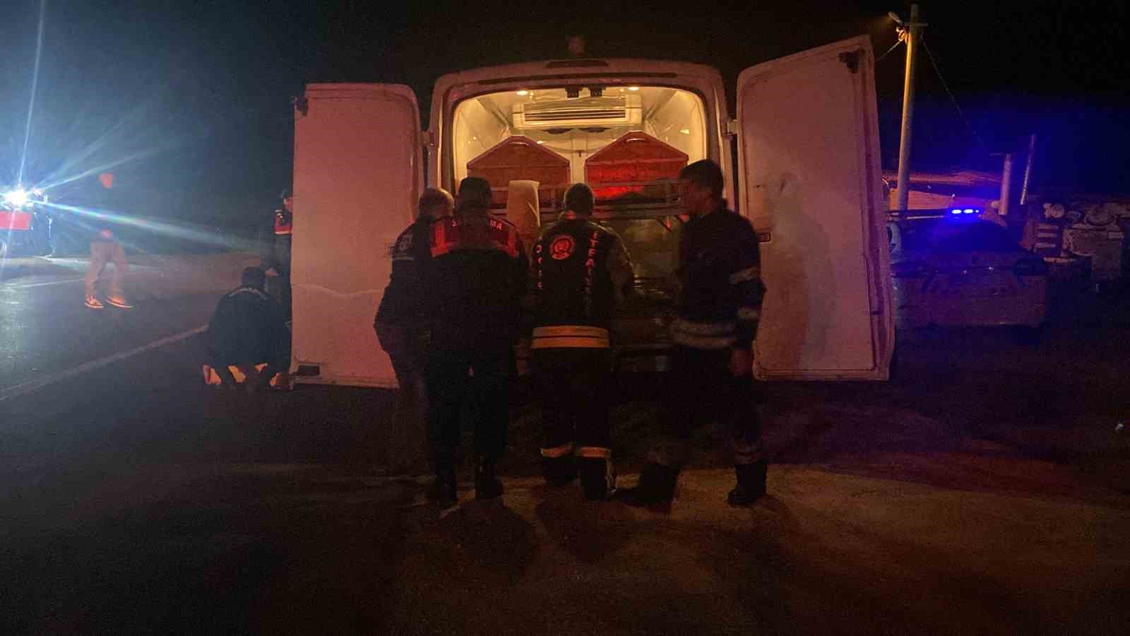 bariyerlere-giren-otomobil-iki-kisiye-mezar-oldu