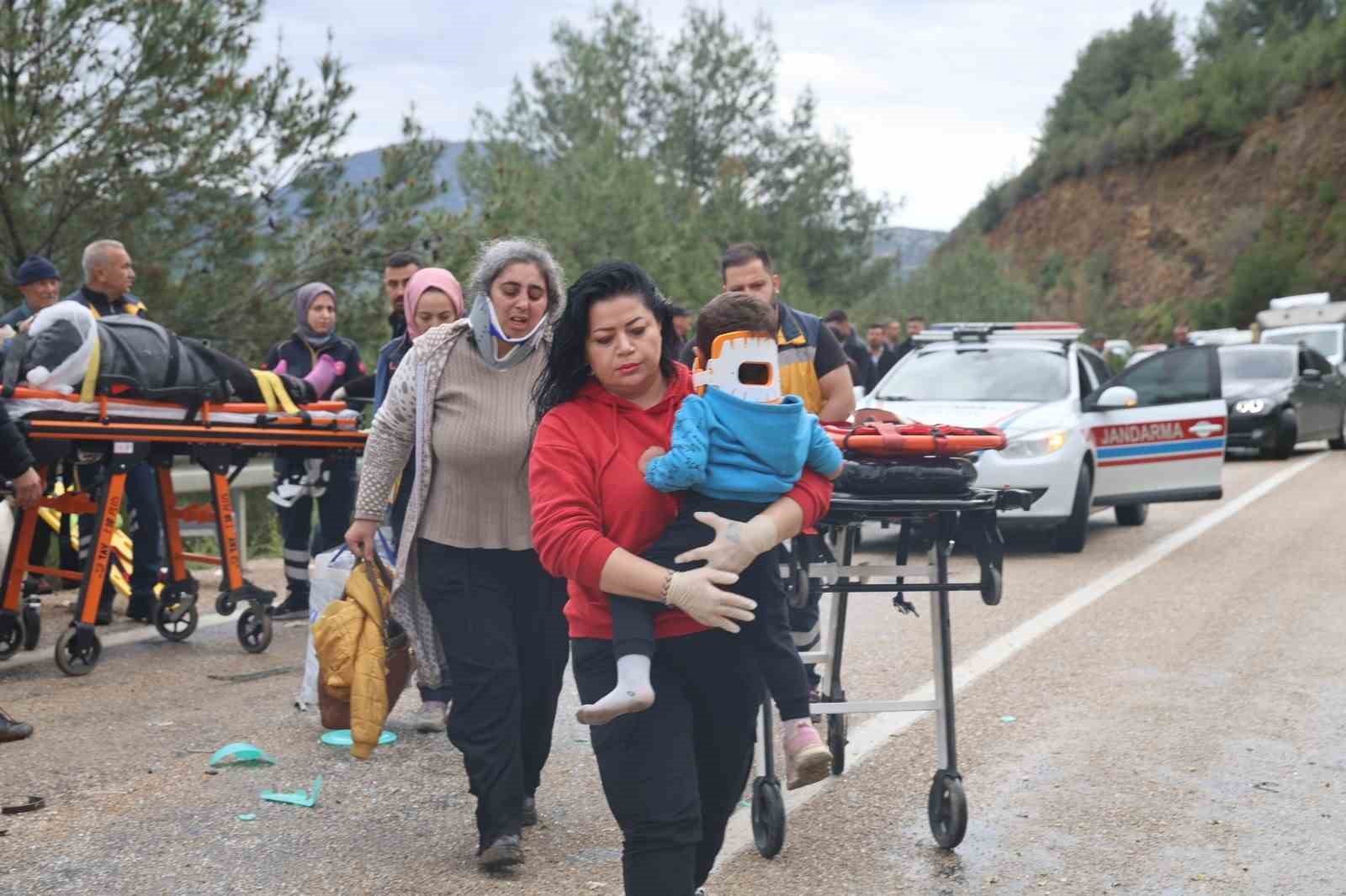bayram-ziyaretinden-donuyorlarmis-5-kisilik-ailenin-yok-oldugu-kazada-10-kisi-de-yaralandi