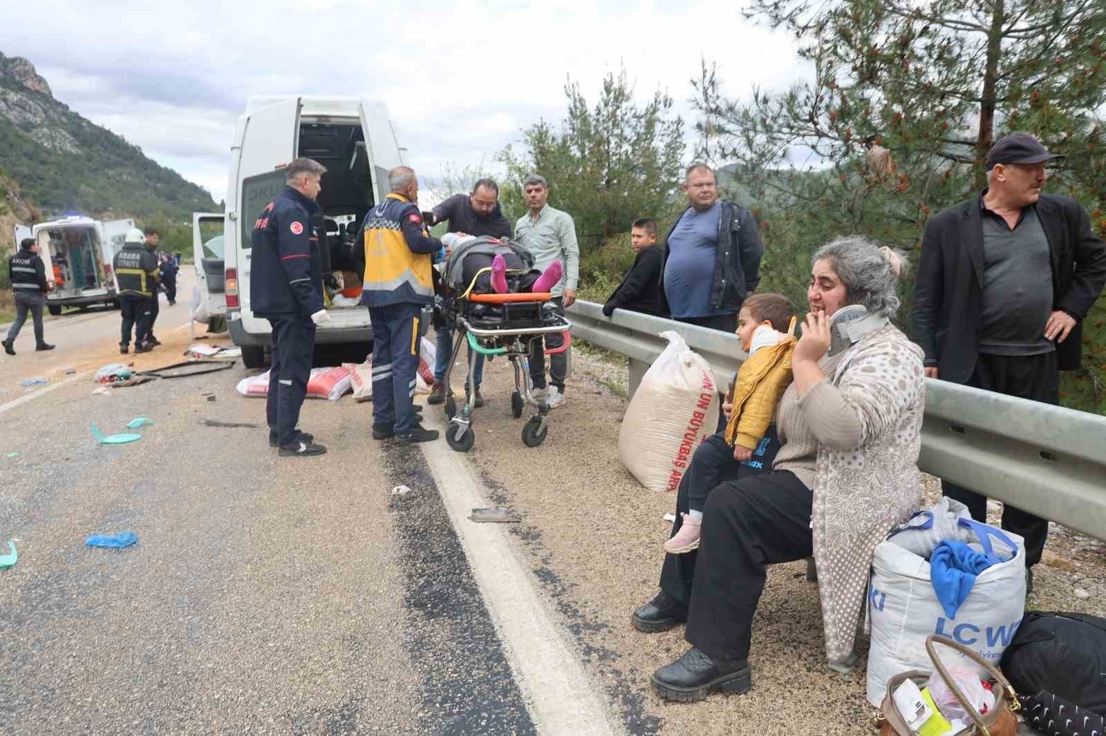 bayram-ziyaretinden-donuyorlarmis-5-kisilik-ailenin-yok-oldugu-kazada-10-kisi-de-yaralandi