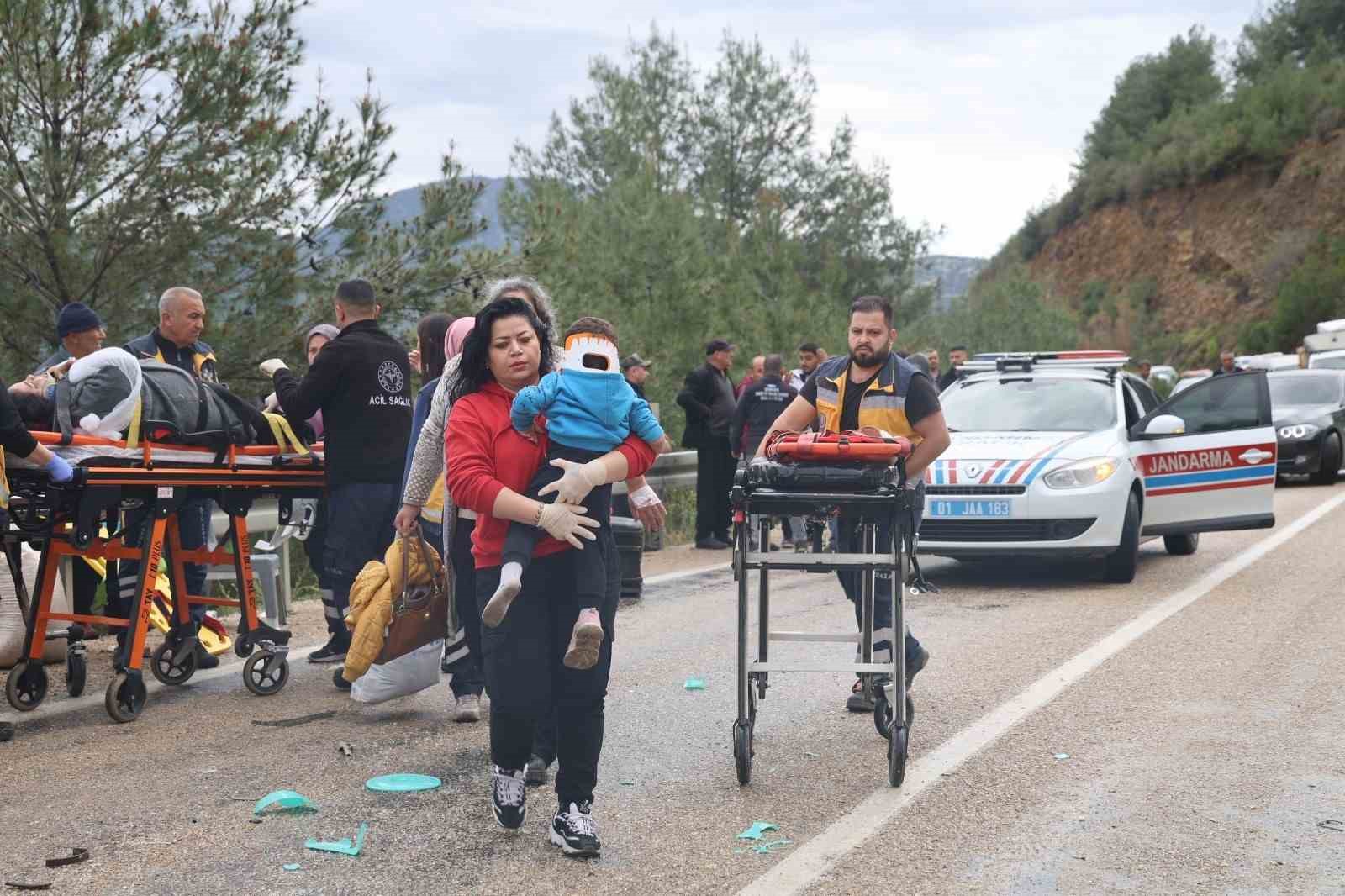 bayram-ziyaretinden-donuyorlarmis-5-kisilik-ailenin-yok-oldugu-kazada-10-kisi-de-yaralandi