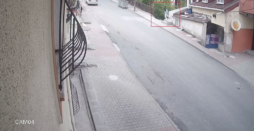 begendigi-ayakkabiyi-calmak-icin-geri-dondu-o-anlar-kamerada