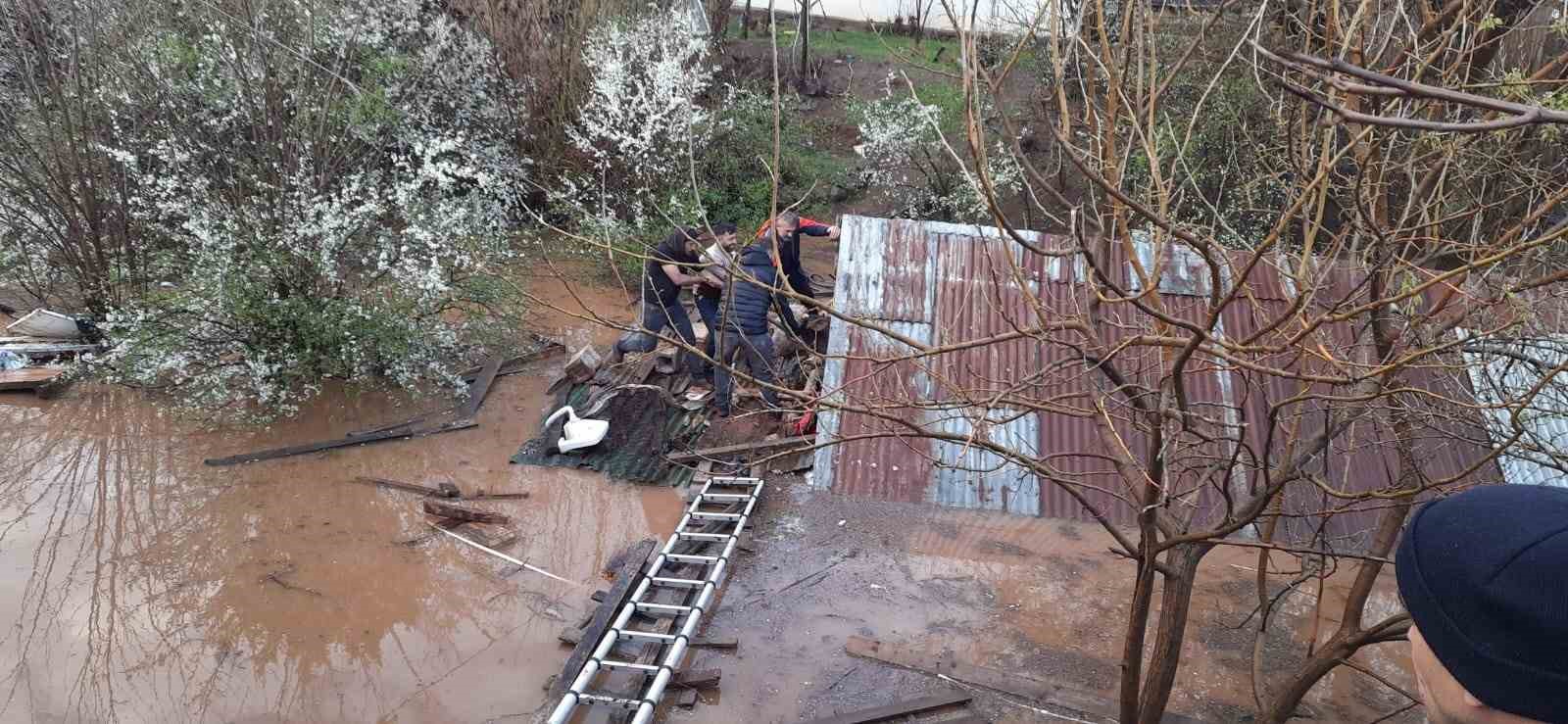bingolde-saganak-felakete-yol-acti-su-basan-ahirda-cok-sayida-hayvan-telef-oldu