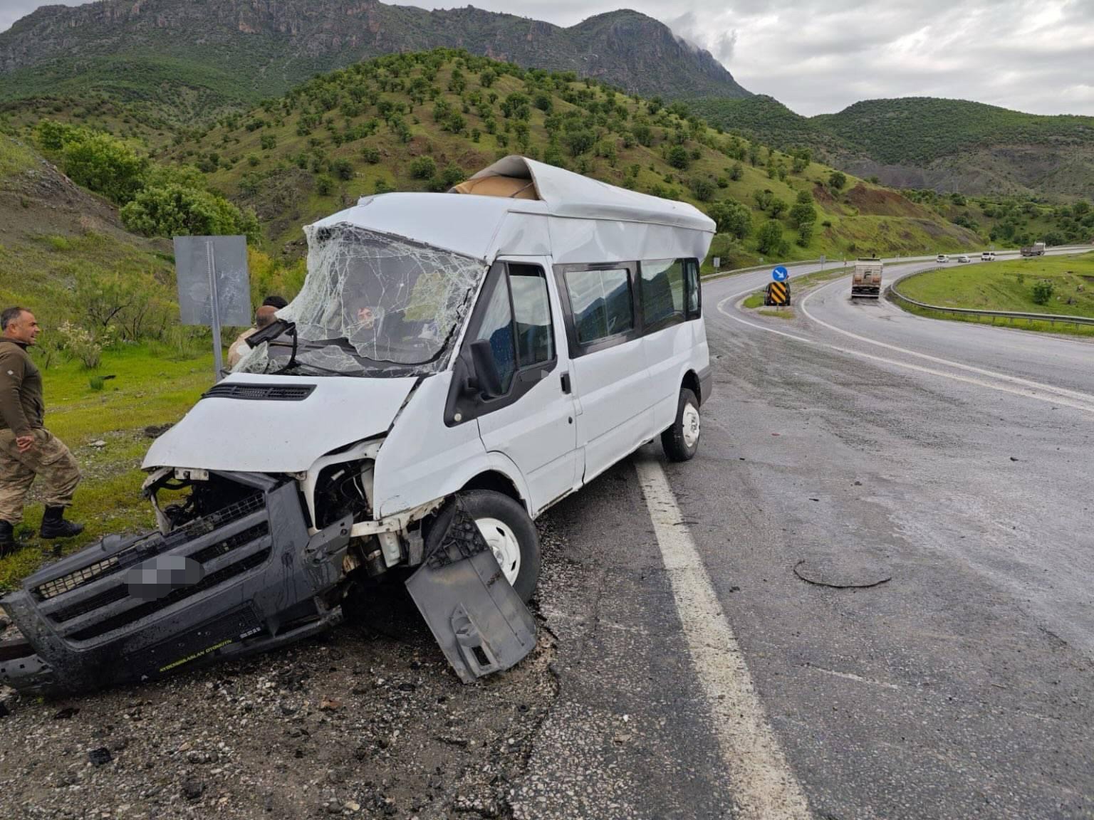 bitliste-tir-ile-minibus-carpisti-1-olu-2-yarali