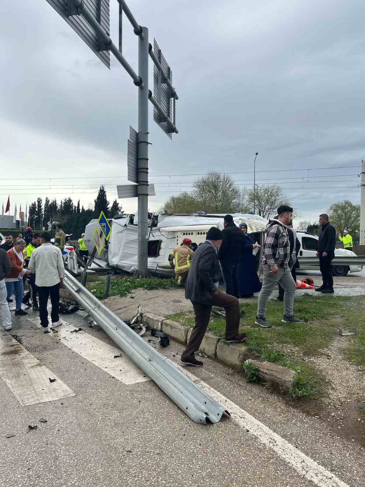 bursada-servis-araci-bariyerlere-carpti-6-yarali