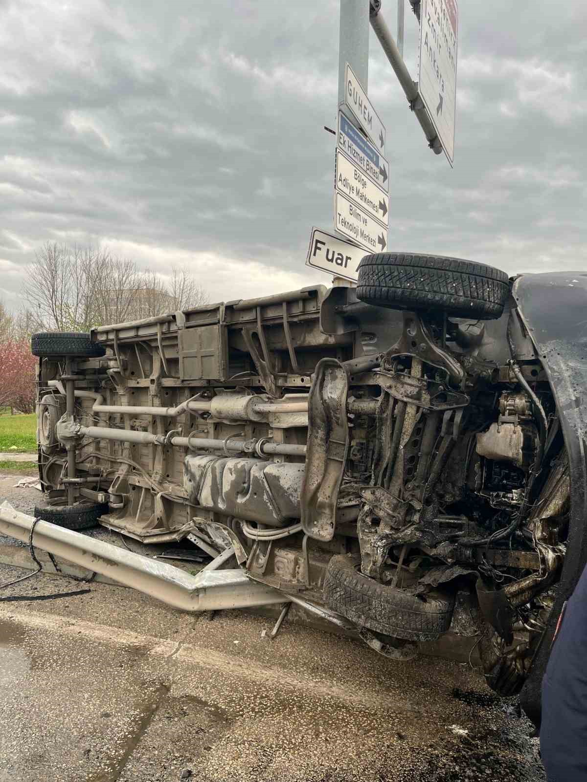 bursada-servis-araci-bariyerlere-carpti-6-yarali