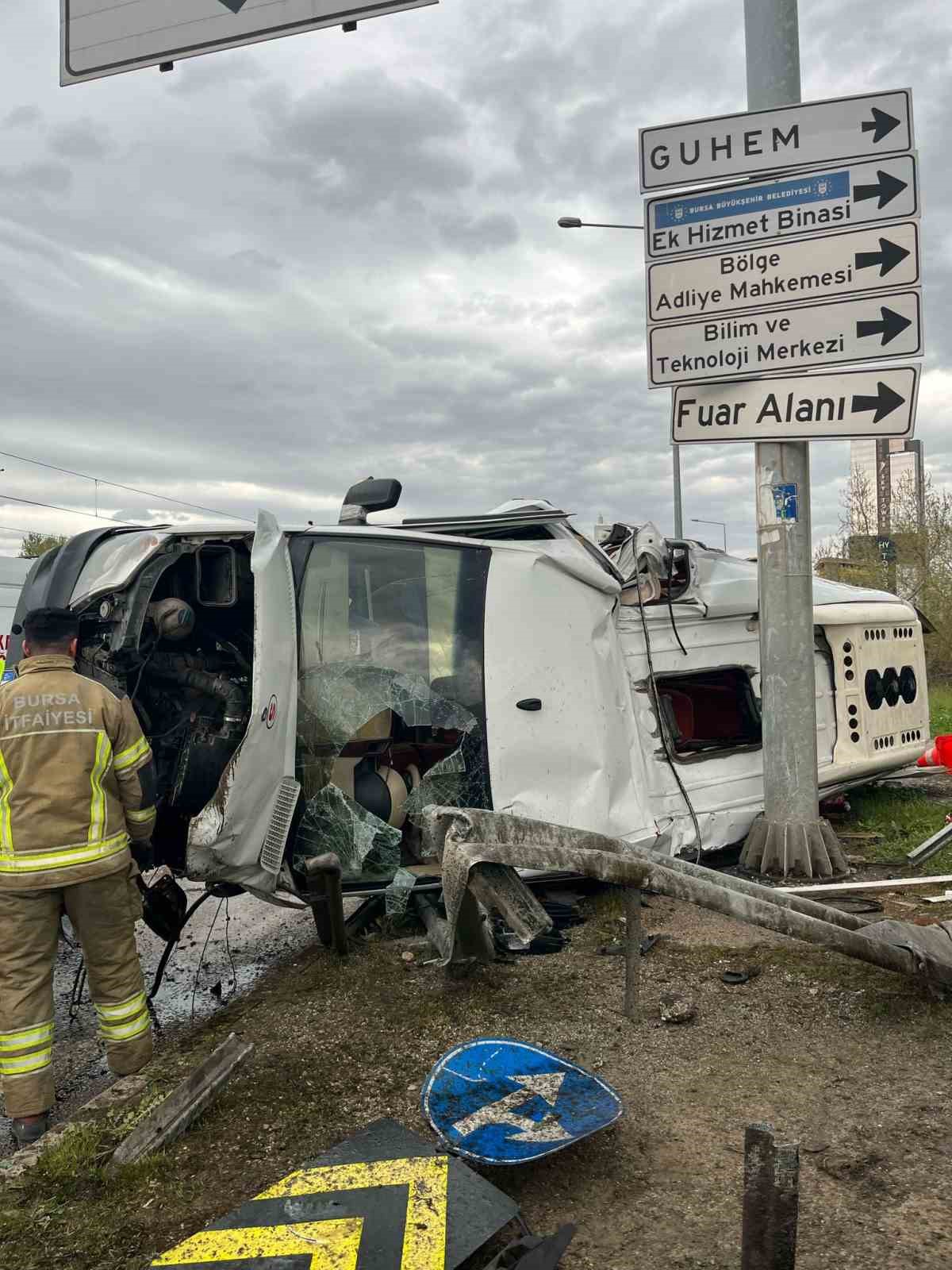 bursada-servis-araci-bariyerlere-carpti-6-yarali