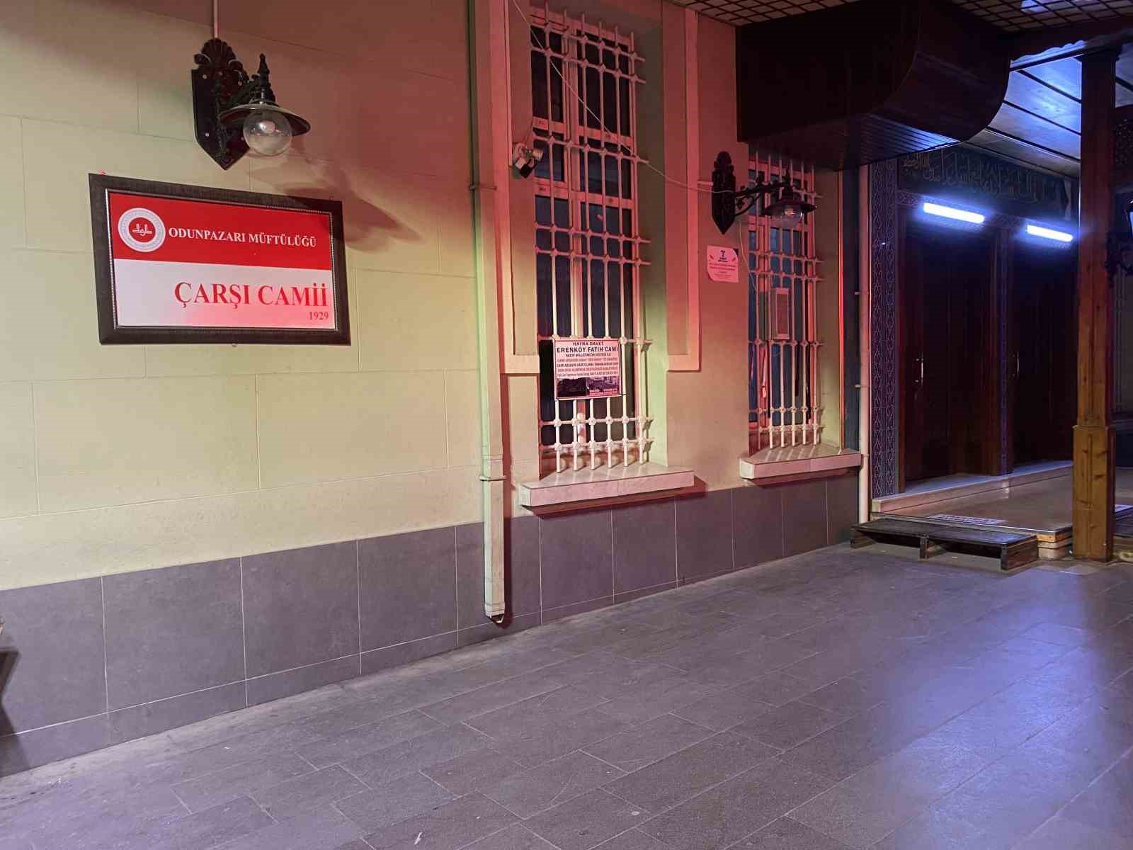 camide-uyuyan-adam-iceride-mahsur-kaldi