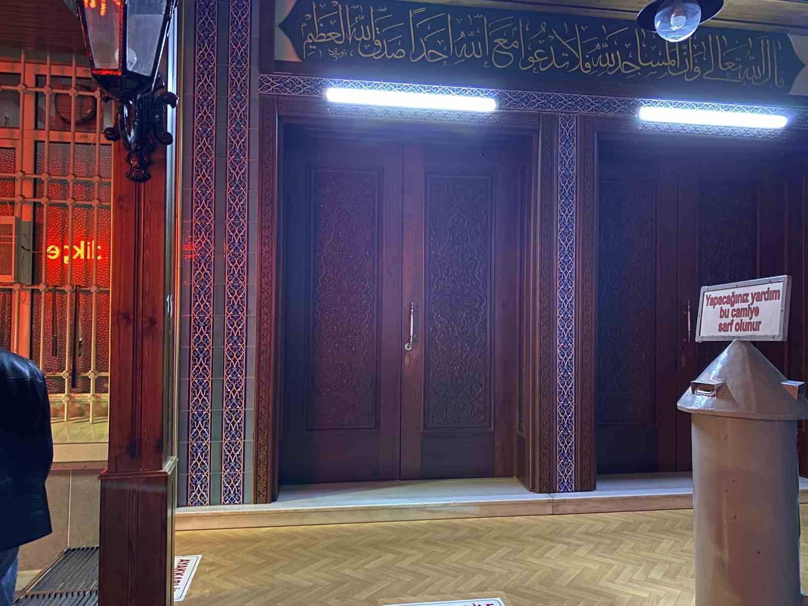 camide-uyuyan-adam-iceride-mahsur-kaldi
