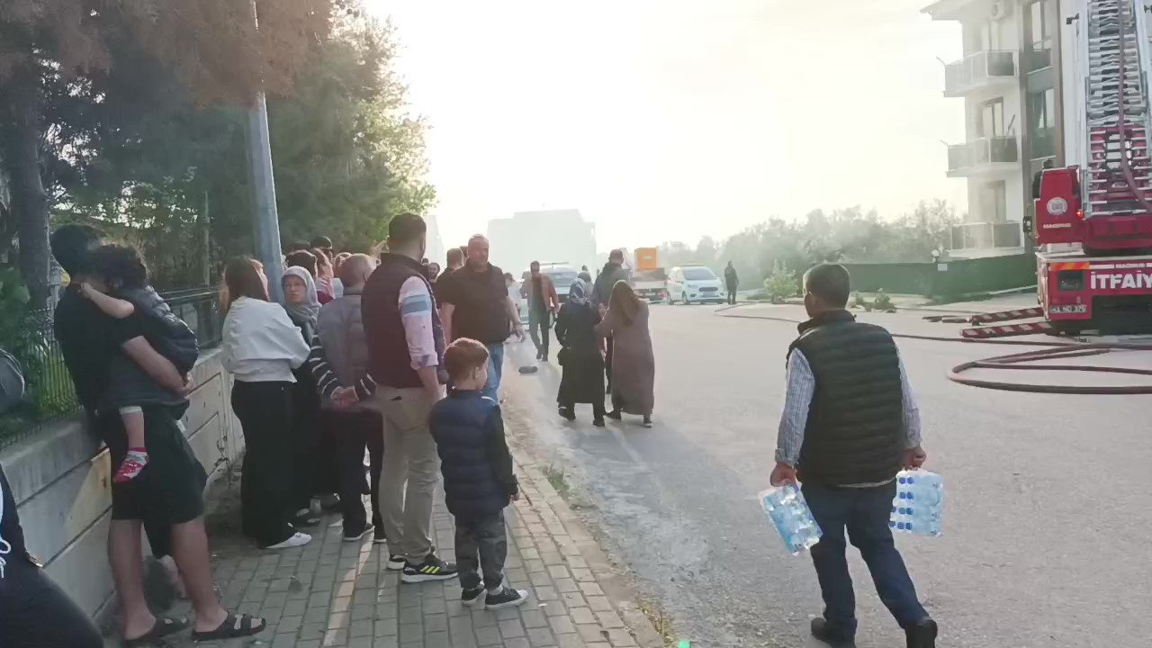 cati-alev-alev-yandi-bina-sakinleri-gozyaslari-icinde-izledi