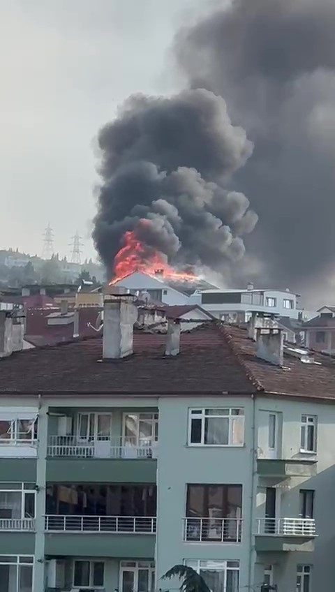 cati-alev-alev-yandi-bina-sakinleri-gozyaslari-icinde-izledi
