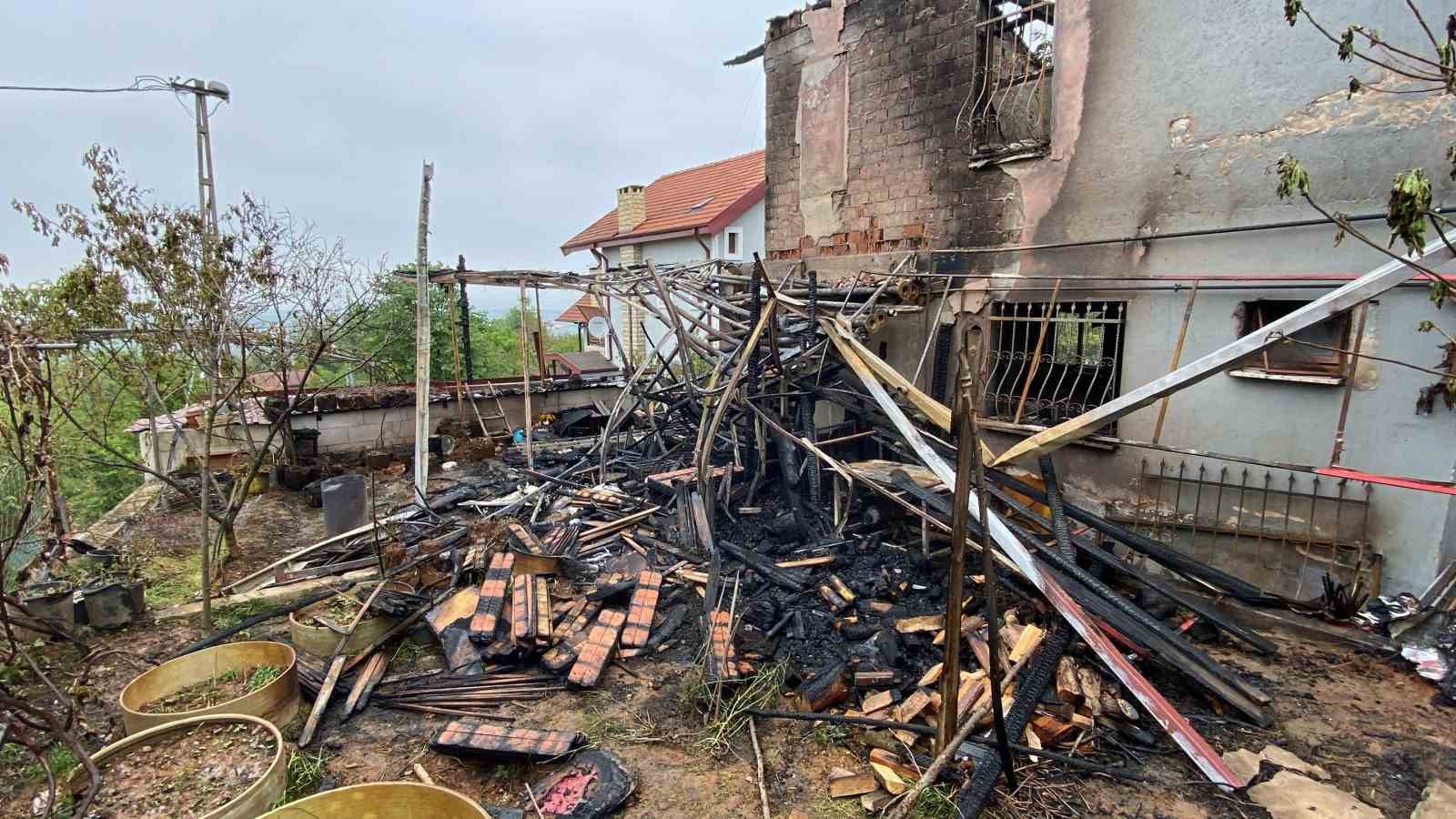 cenazeye-giden-ailenin-evi-alevlere-teslim-oldu