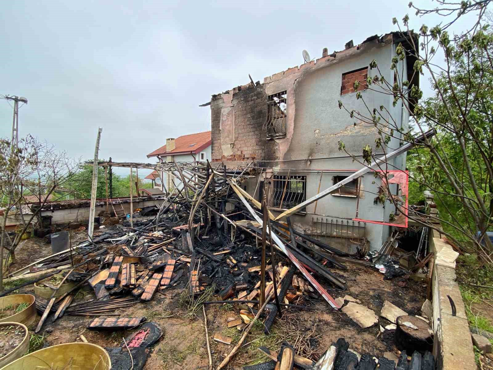 cenazeye-giden-ailenin-evi-alevlere-teslim-oldu
