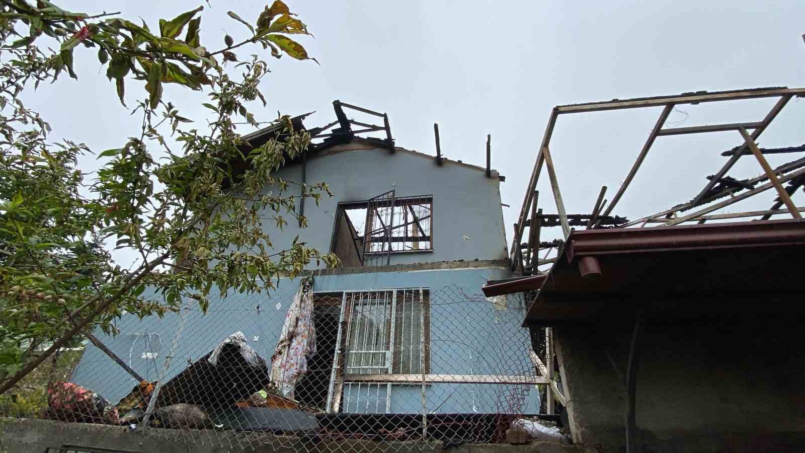 cenazeye-giden-ailenin-evi-alevlere-teslim-oldu