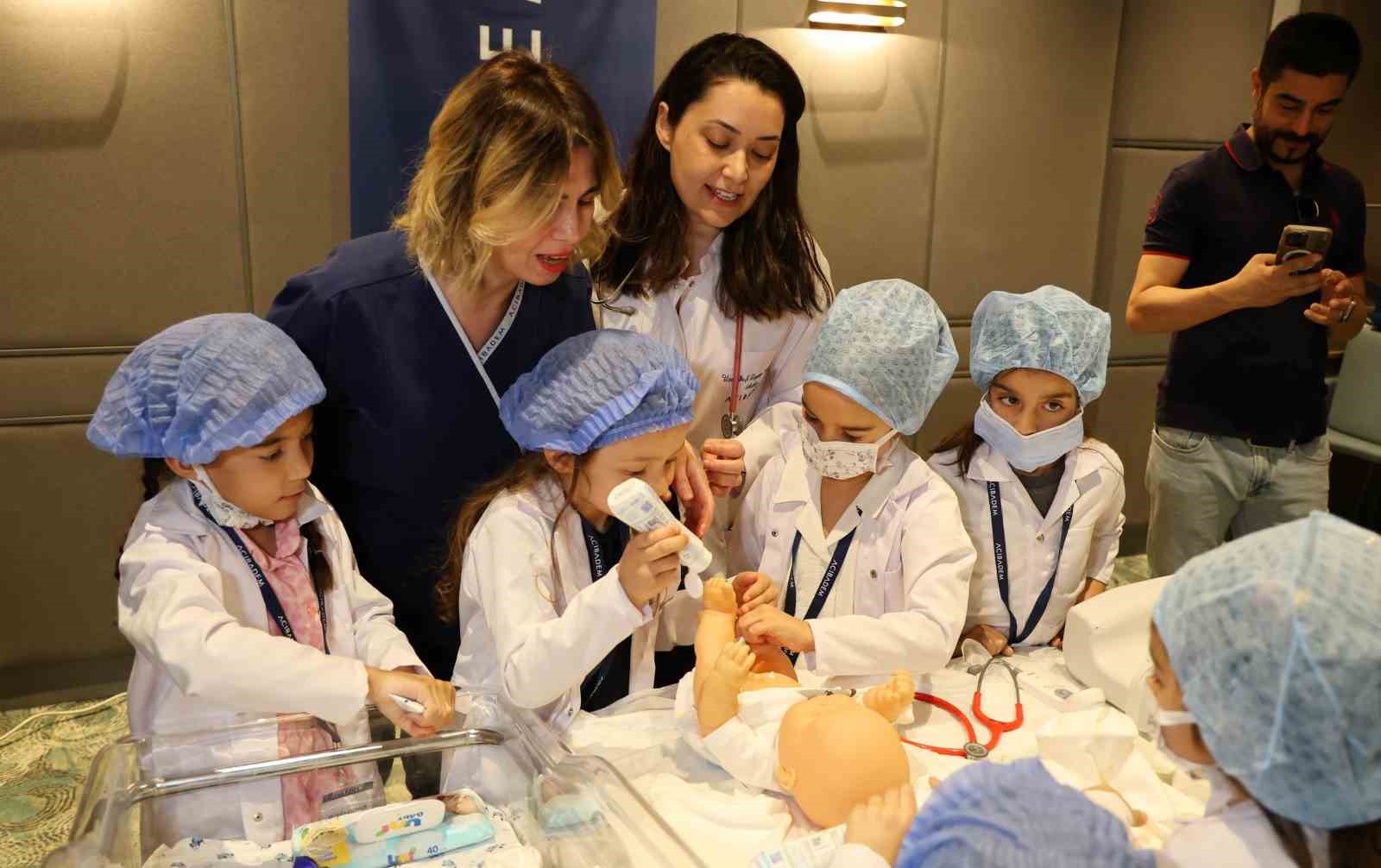 cocuklar-doktor-olup-maketler-uzerinde-ameliyat-yapti