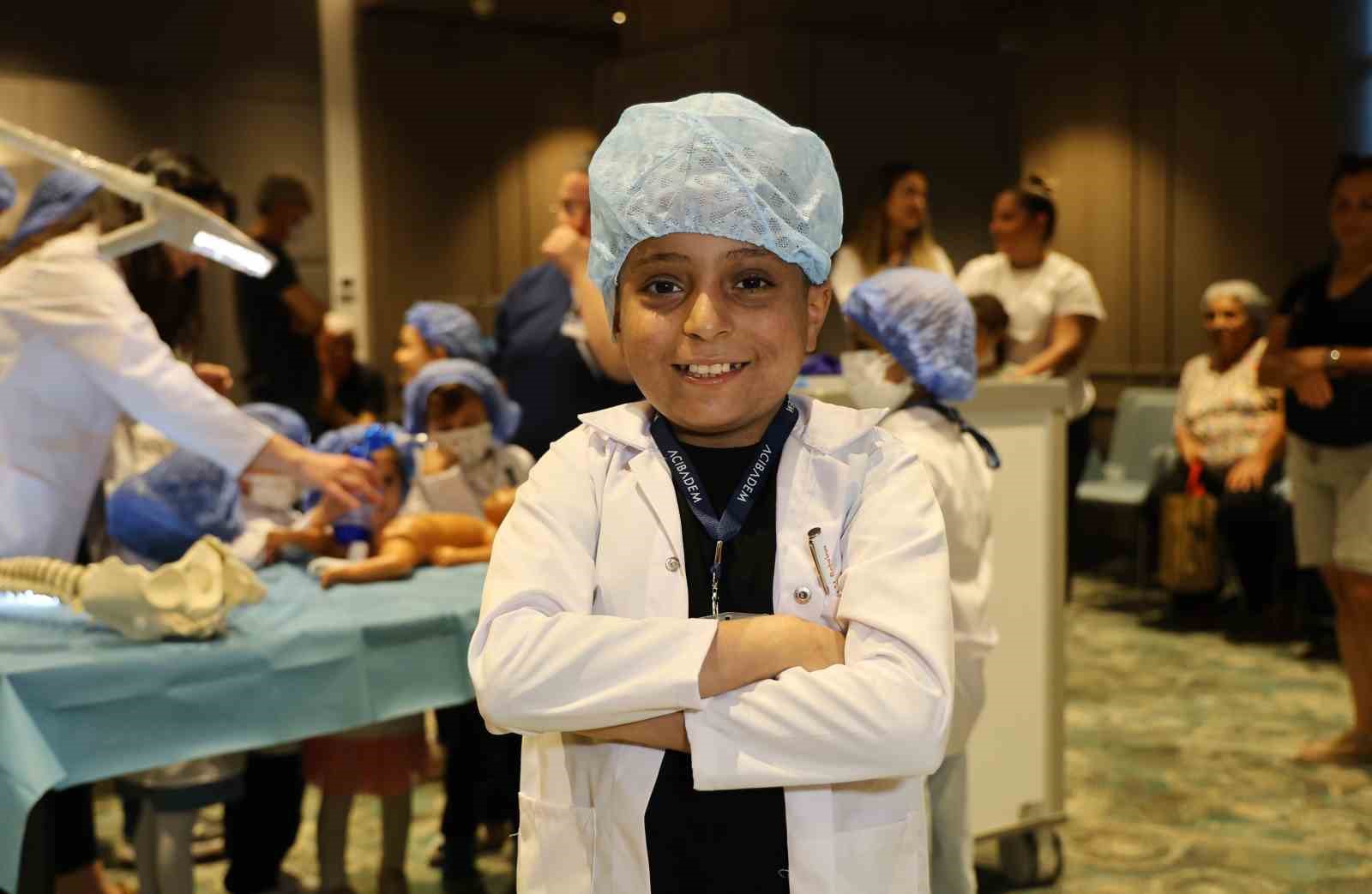 cocuklar-doktor-olup-maketler-uzerinde-ameliyat-yapti