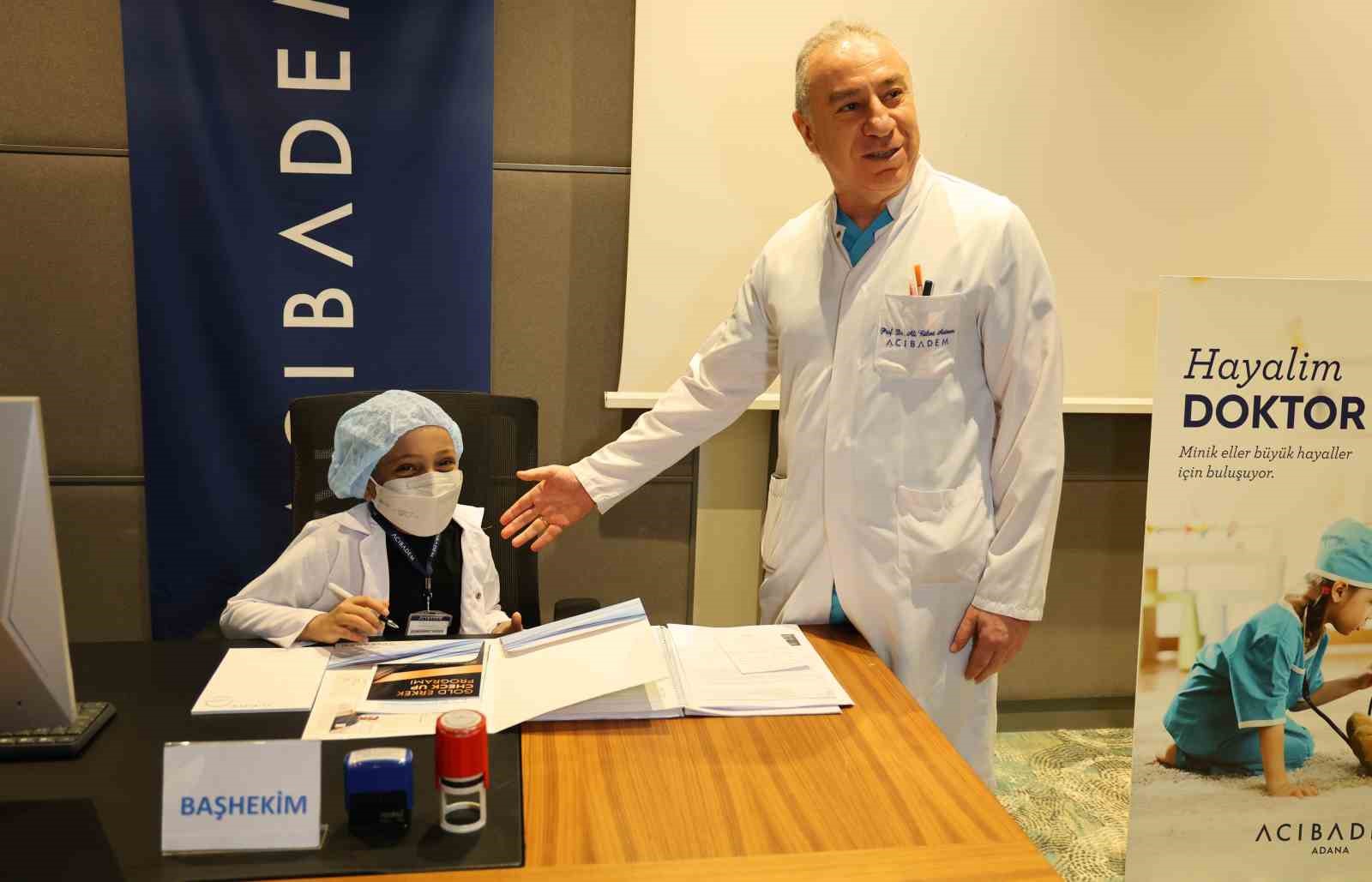cocuklar-doktor-olup-maketler-uzerinde-ameliyat-yapti