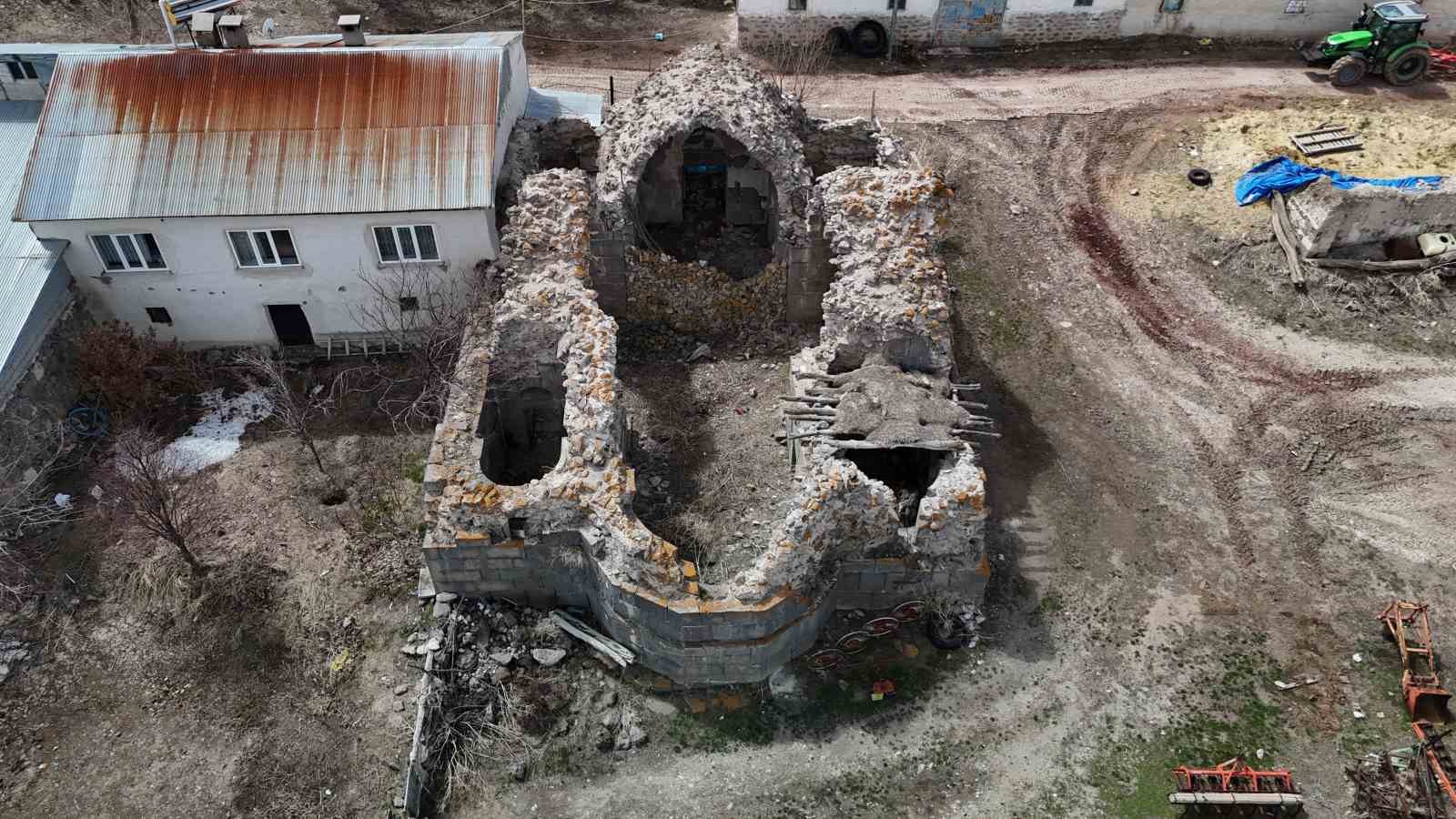 definecilerin-talan-etti-asirlik-kilise-harabeye-dondu