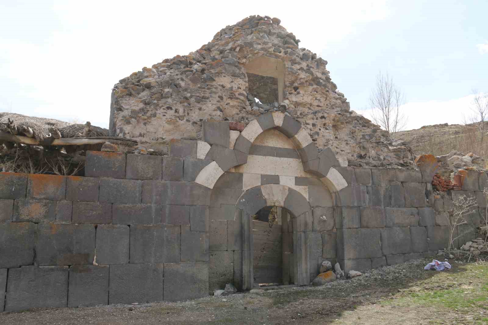 definecilerin-talan-etti-asirlik-kilise-harabeye-dondu
