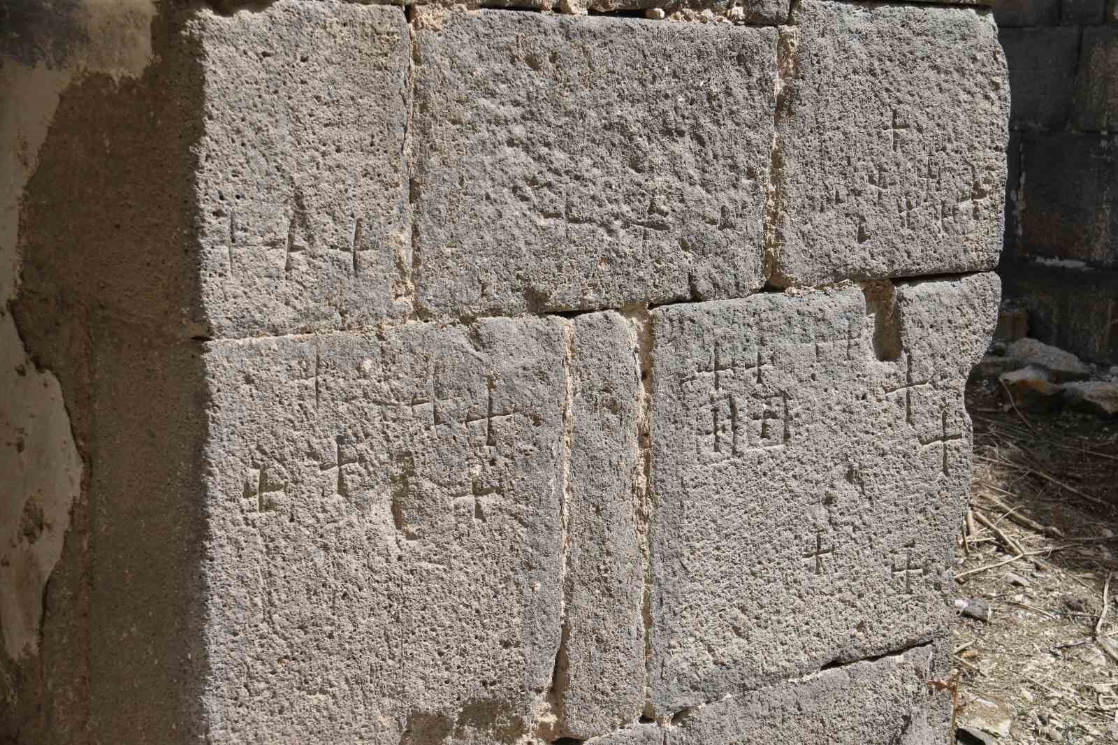 definecilerin-talan-etti-asirlik-kilise-harabeye-dondu