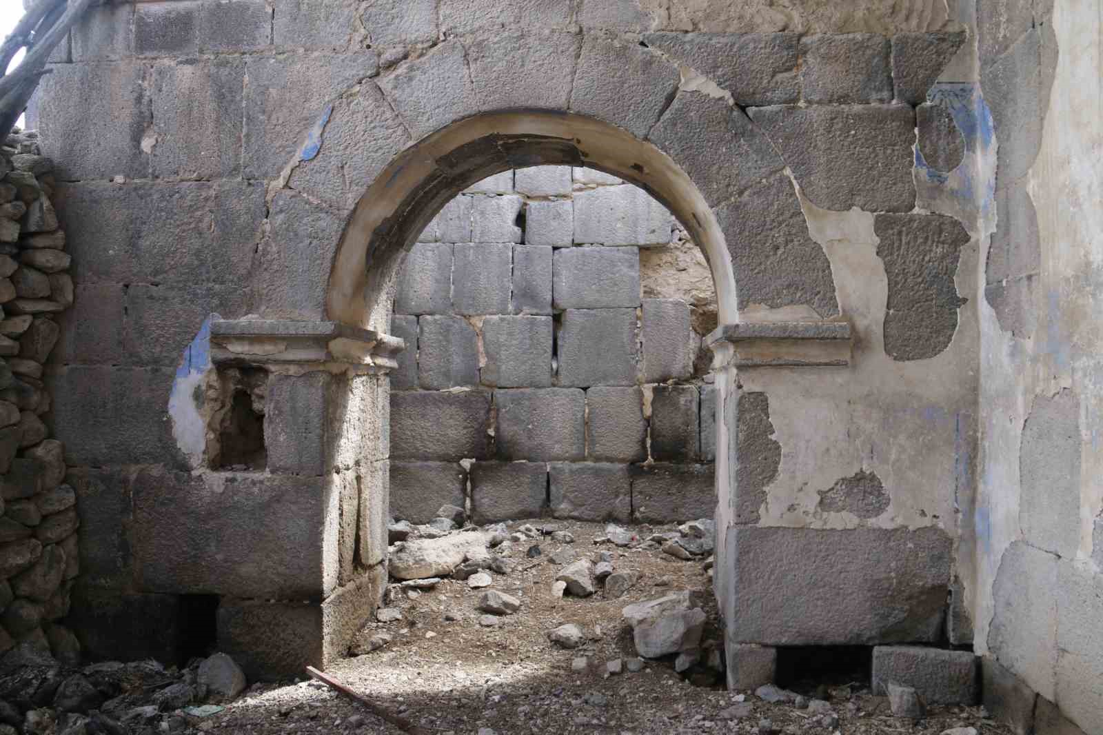 definecilerin-talan-etti-asirlik-kilise-harabeye-dondu