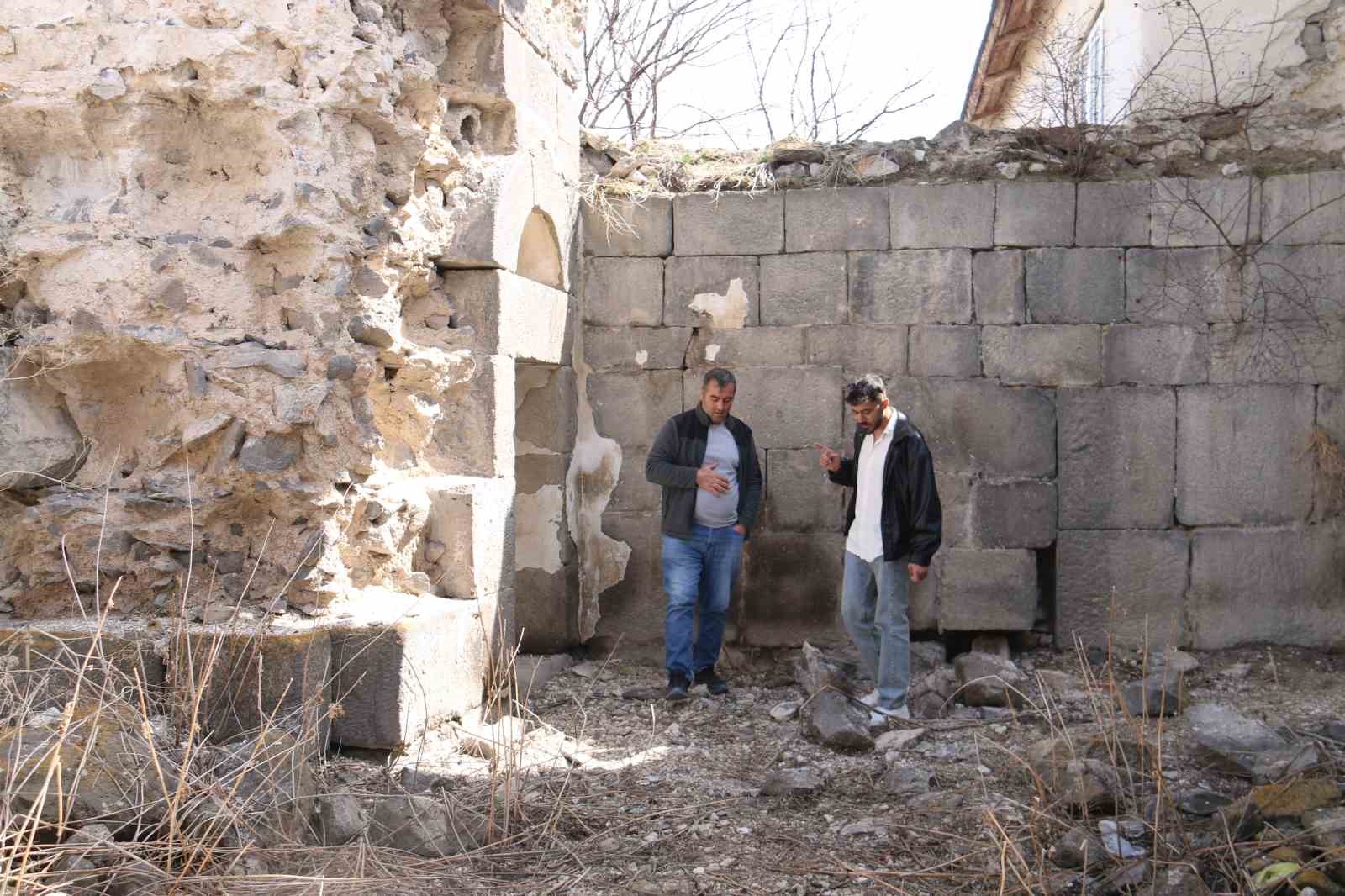 definecilerin-talan-etti-asirlik-kilise-harabeye-dondu