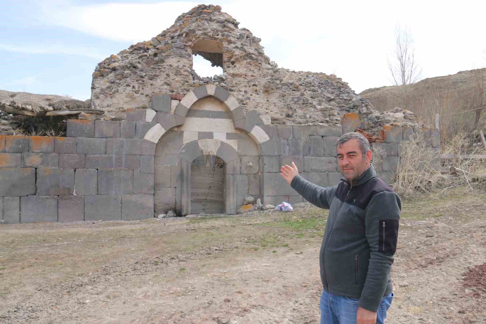 definecilerin-talan-etti-asirlik-kilise-harabeye-dondu