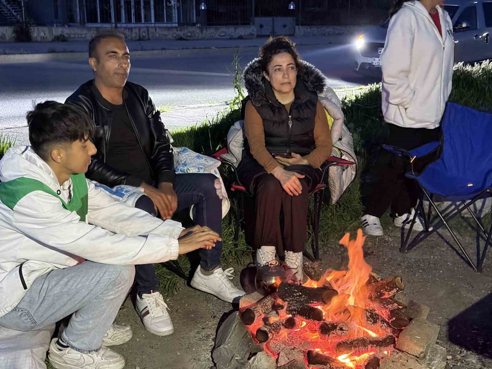deprem-sonrasi-vatandaslar-karavanda-ve-parklarda-geceliyor