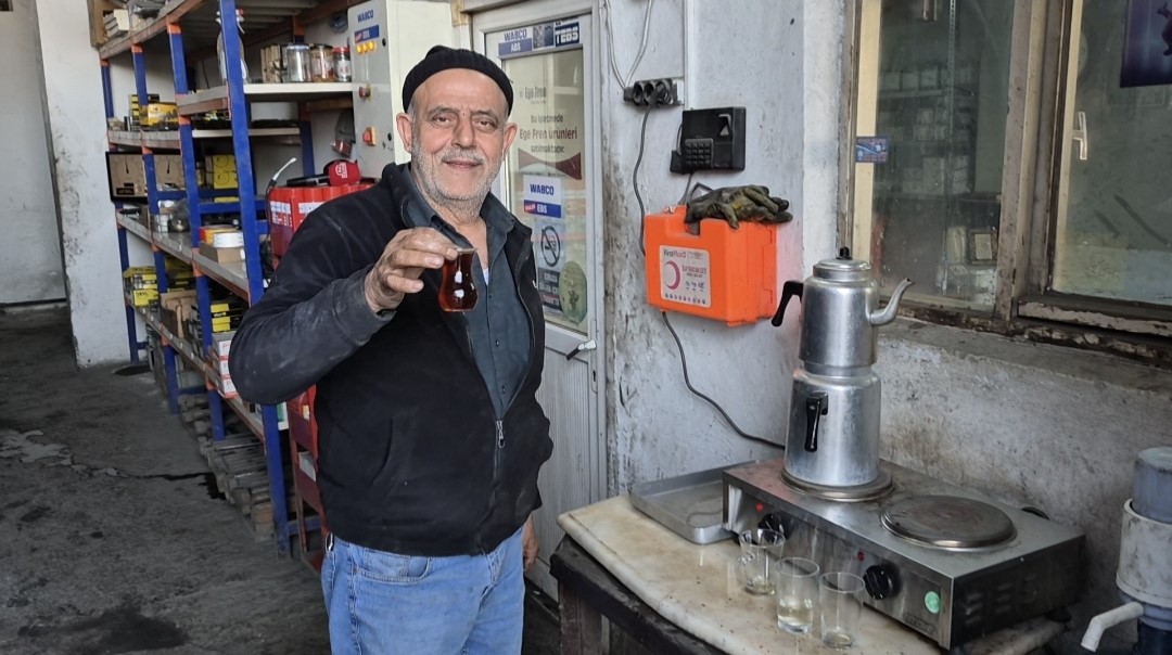 depreme-cay-doldururken-yakalandi-caydanlikla-birlikte-disari-kacti