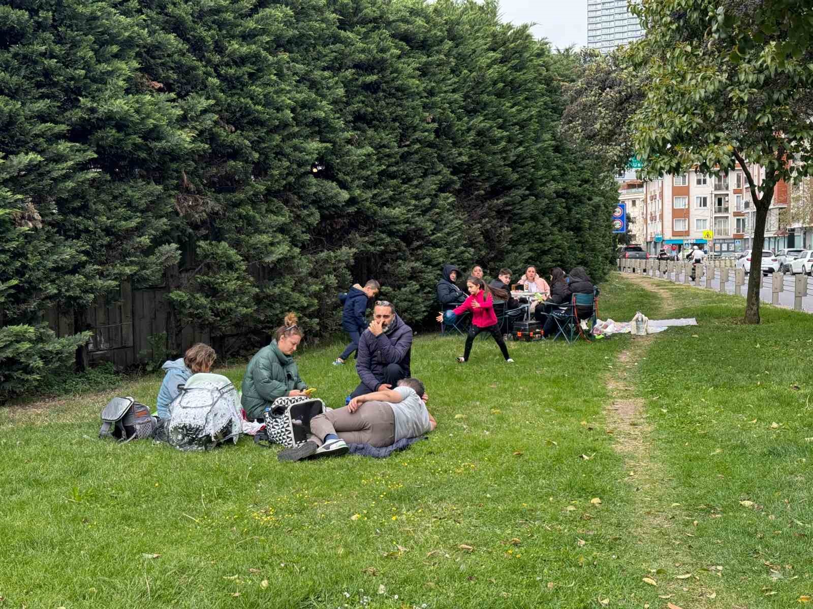 depremin-ardindan-vatandaslar-park-ve-bahceleri-doldurdu